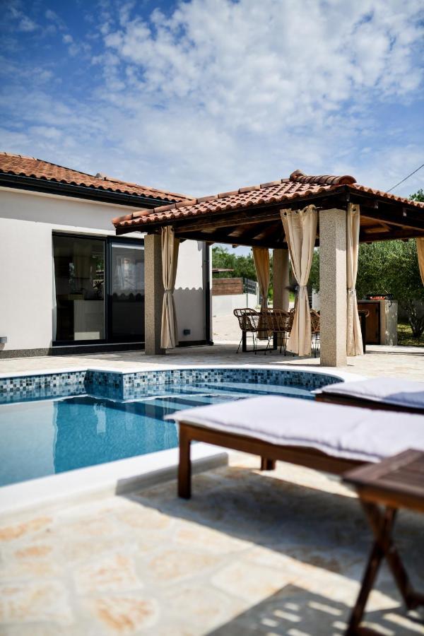 Wonderful Holiday House Bruno With Heated Pool Zadar Exteriér fotografie
