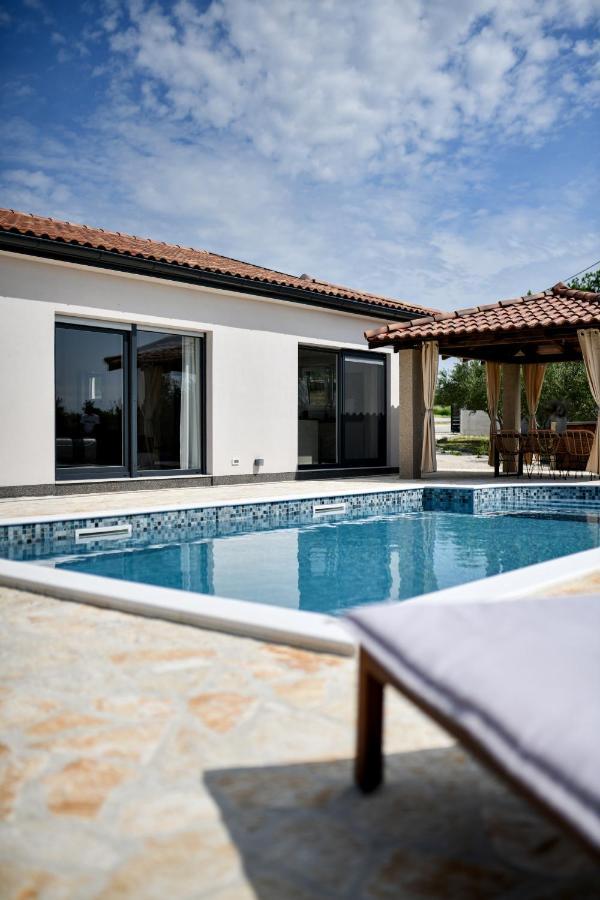 Wonderful Holiday House Bruno With Heated Pool Zadar Exteriér fotografie
